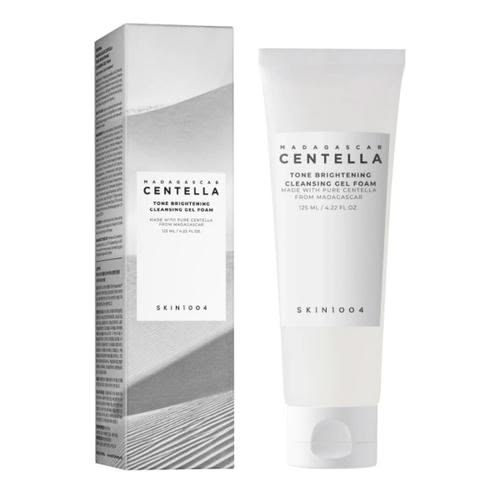 بررسی و خریدخرید فوم ژلی شوینده SKIN1004 Tone Brightening 125ml؛ حاوی سنتلا، نیاسینامید و مشتق ویتامین C برای پاکسازی و شادابی پوست.